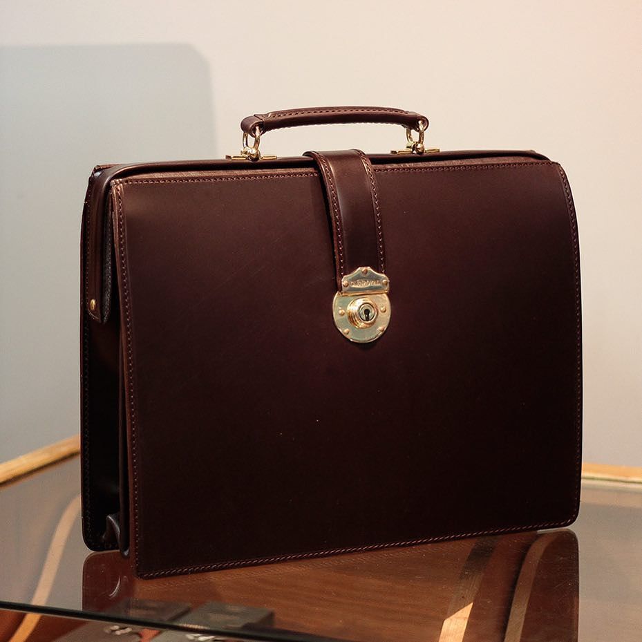 britishmade_jp's tweet photo. フルブライドルレザーを使用したグレンロイヤルのSLIM TOP FRAME CASE。
・・
#british_made #glenroyal #scotland #handmade #bridleleather #framecase #グレンロイヤル #ダレスバッグ #ブリテ… https://t.co/28C8Nm6YLL