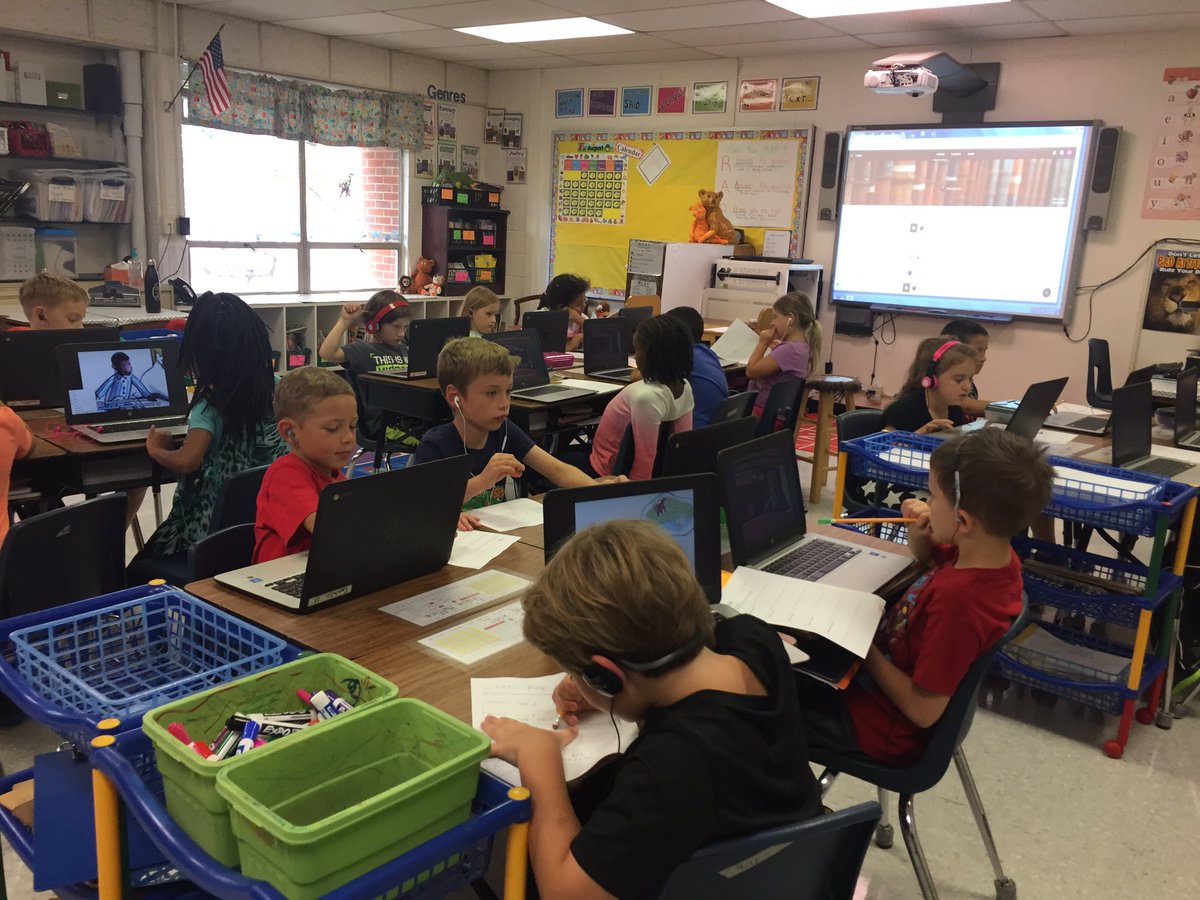 Williamconklin's tweet image. First week of school and the kids are using Google classroom and bookflix to work on a literacy assignment @aolets_go @kboyd #🦁#techbadge