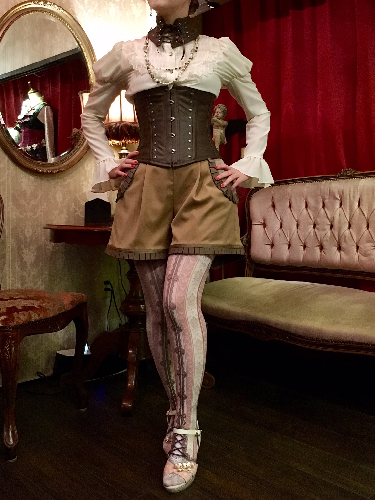 アビエタージュ Sur Twitter コーディネート紹介 ブラウンとキャメルの優しい色味が可愛い レザーのコルセットを組み合わせたスチームパンクコーデです ヴィンテージブラウス メタルドットネックコルセット メタルドットショートコルセット フリル