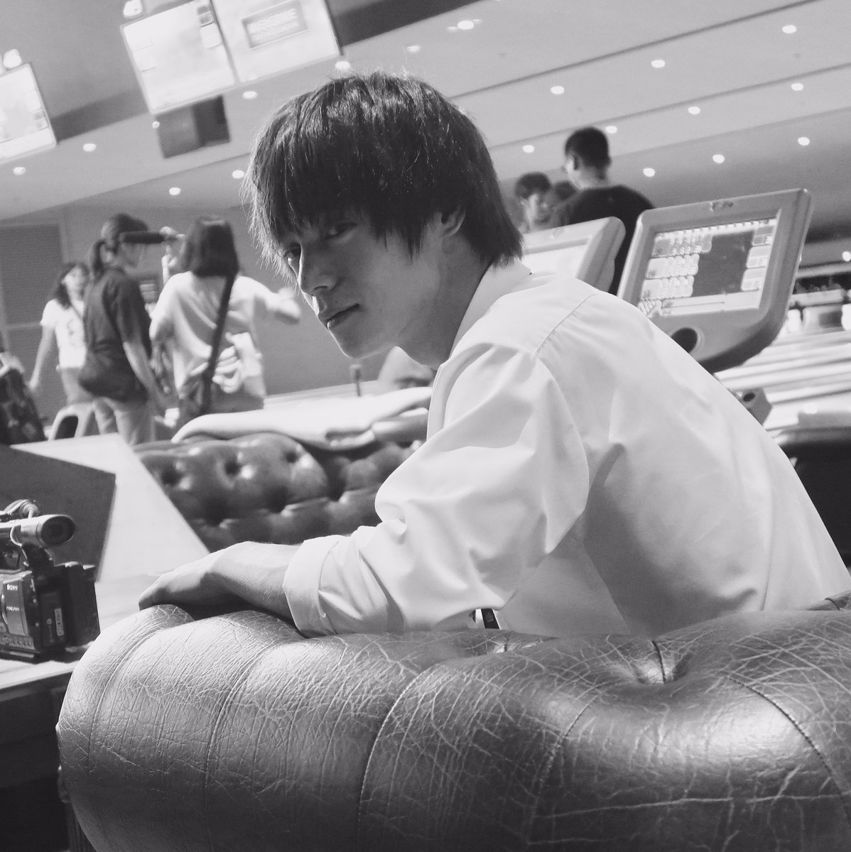 bokuyari_ktv's tweet photo. ソファに座りーの、振り向きーの、はいこの微笑。
優しげな左流し目いただきました。
さすが正孝兄さん、様になってます🤔🙏

#僕たちがやりました #僕やり #火9は僕やり #明日よる9時 #大衝撃の第8話 #窪田正孝 https://t.co/NnCslkuViX