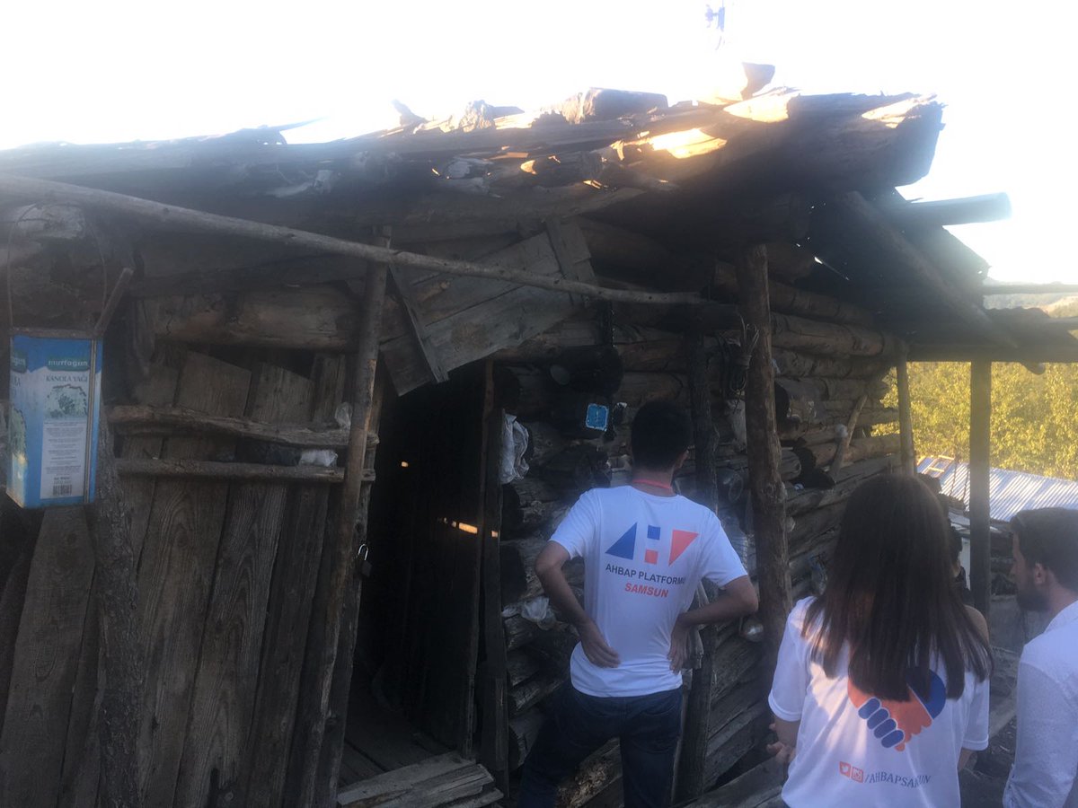 ahbapkaradeniz's tweet photo. Bafra'nın İğdir Köyü'nde ihtiyaç sahibi ailelere sevgimizi götürdük ve ihtiyaçlarını dinledik. En yakın zamanda ilgileneceğiz @haluk_levent https://t.co/8dXr3FRtEe