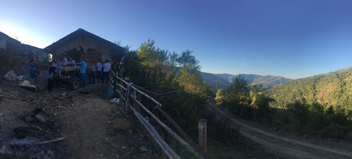 ahbapkaradeniz's tweet photo. Bafra'nın İğdir Köyü'nde ihtiyaç sahibi ailelere sevgimizi götürdük ve ihtiyaçlarını dinledik. En yakın zamanda ilgileneceğiz @haluk_levent https://t.co/8dXr3FRtEe