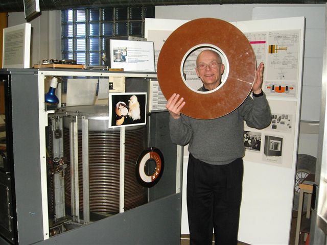 Самый первый жесткий диск. Самый 1 диск. Самый 1 диск. De343 жесткий диск. Cf microdrive.