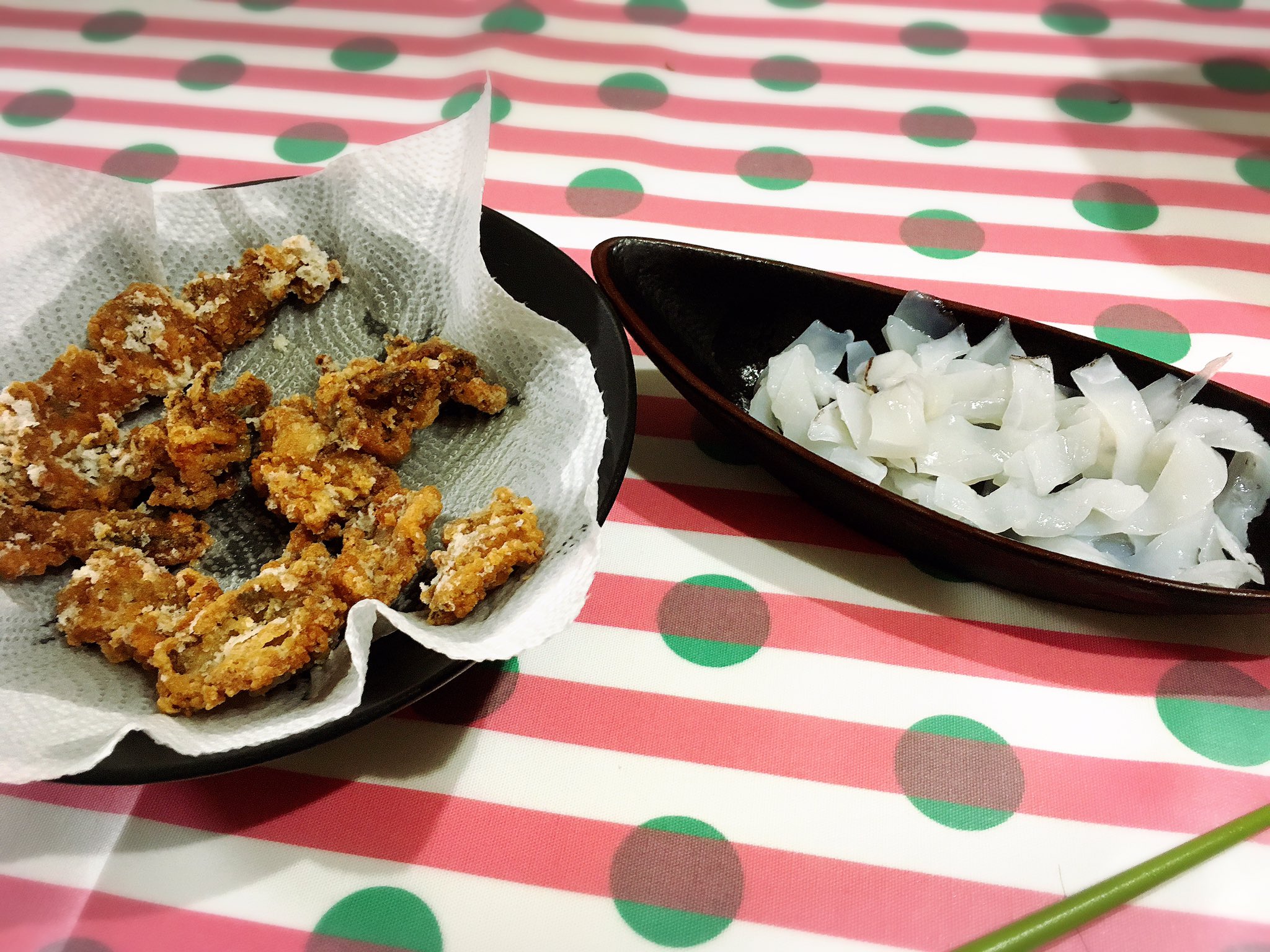 しゅーぺい 今日はゴマジリで朝から団子釣りアンドエギング 早々にコノシロをゲット 先輩がコロッケサイズイカを10杯ゲット 結果はコノシロ1 ガシラ2 小さい鯛1 ベラ2 グーフー4笑 でした 持って帰ったベラとフグ以外は唐揚げに もらったイカは