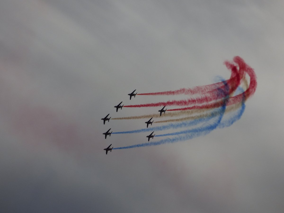 Prefet12's tweet photo. Retour en images sur le meeting aérien contre le cancer @BleucielAirshow avec @PAFofficiel . Plus sur facebook : https://t.co/Asg4FxJSUM https://t.co/EWx4VGz44u