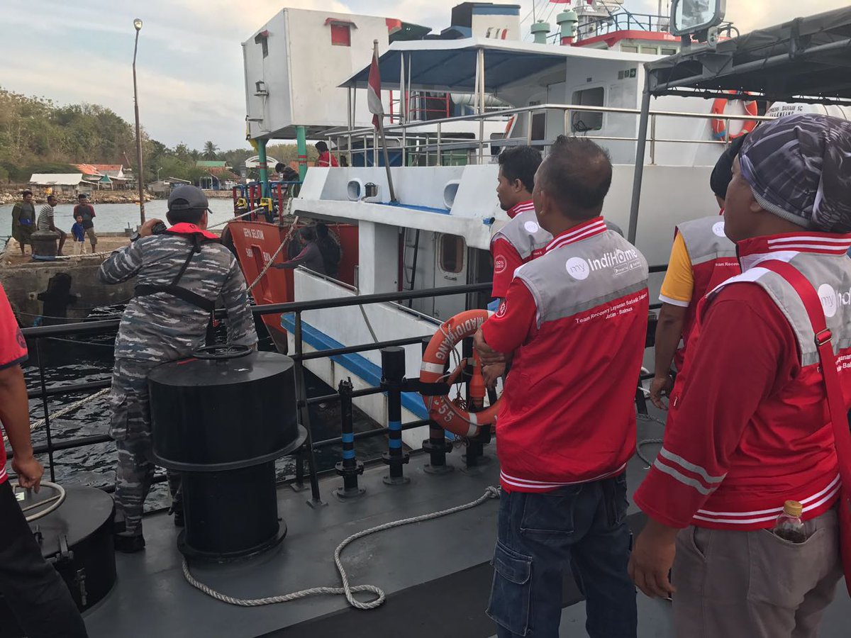 Tim Telkom Indonesia tetap semangat meski harus menempuh jarak yg jauh untuk proses recovery layanan satelit Telkom seperti di pulau Kangean