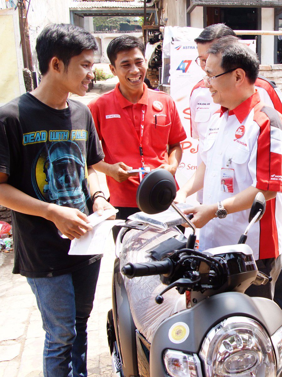 AstraMotorJkt's tweet photo. Selain mengantar sepeda motor konsumen, Manajemen AstraMotor &amp; AHM jg memberikan surprise gift kpd konsumen loyal AstraMotor

#HarpelnasASMO https://t.co/GTSnoZoAyM