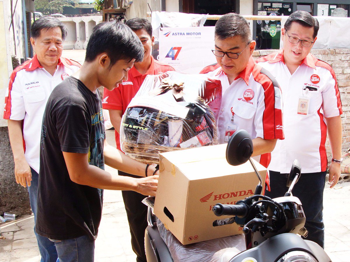 AstraMotorJkt's tweet photo. Selain mengantar sepeda motor konsumen, Manajemen AstraMotor &amp; AHM jg memberikan surprise gift kpd konsumen loyal AstraMotor

#HarpelnasASMO https://t.co/GTSnoZoAyM
