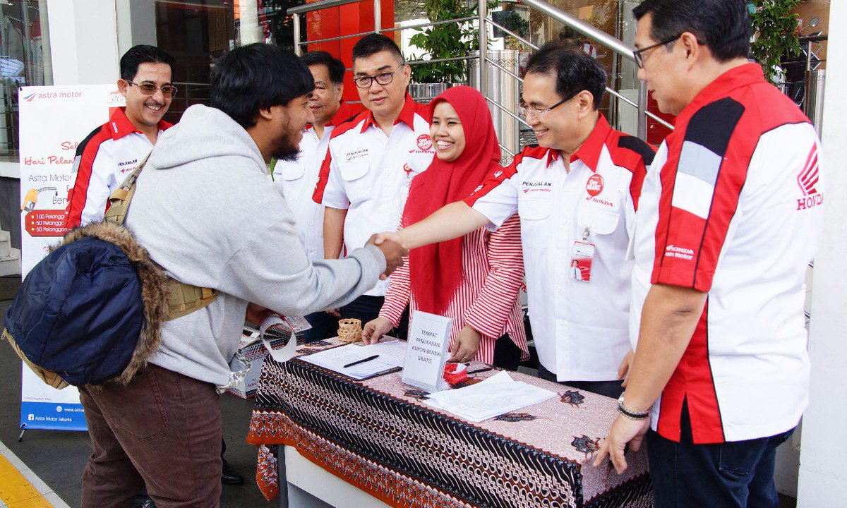 AstraMotorJkt's tweet photo. Selain mengantar sepeda motor konsumen, Manajemen AstraMotor &amp; AHM jg memberikan surprise gift kpd konsumen loyal AstraMotor

#HarpelnasASMO https://t.co/GTSnoZoAyM