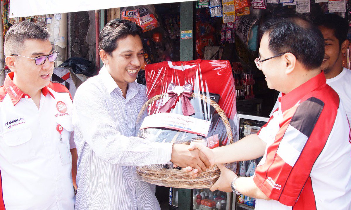 AstraMotorJkt's tweet photo. Selain mengantar sepeda motor konsumen, Manajemen AstraMotor &amp; AHM jg memberikan surprise gift kpd konsumen loyal AstraMotor

#HarpelnasASMO https://t.co/GTSnoZoAyM