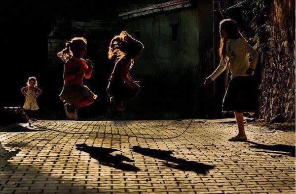 كن سعيداً حتى يخجل الحزن من قربك .