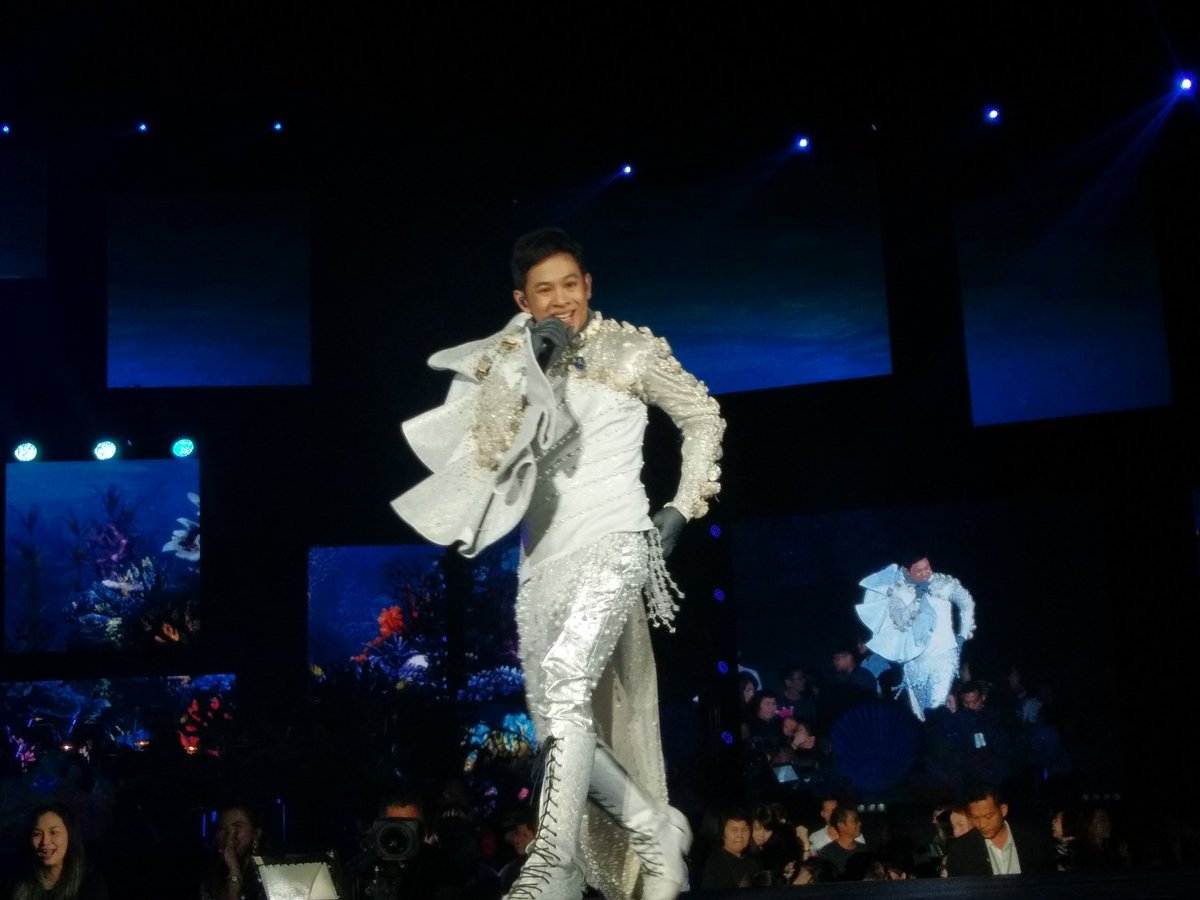 Bell_Bellona's tweet photo. นี่คือภาพที่ชัดที่สุด ในรอบ 2 วันที่ได้ไปดู 😂😂😂
#concertthemasksinger2 #หน้ากากหอยนางรม #ohmcocktail @studiohmega https://t.co/Ng4qbDn7iL