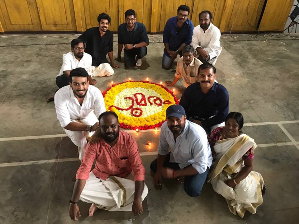 Kalidas Jayaram celebrates Onam with team #Poomaram 
filmibeat.com/malayalam/movi…