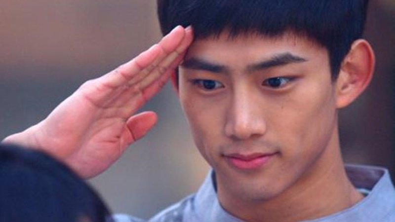 KBSnews's tweet photo. 가수이자 배우인 #옥택연 이 오늘 #입대 했다. 미국 영주권자였던 옥택연은 입대를 위해 #영주권 을 포기했습니다. https://t.co/anoR9igaGR https://t.co/aQP5zLnLF5