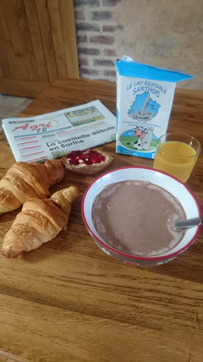 ThomasBlot72's tweet photo. Pour bien commencer la journée, ptit dej' avec le #laitéquitableSarthois  et lecture de #agri72.  #Jasarthe https://t.co/lChSjyG8gV