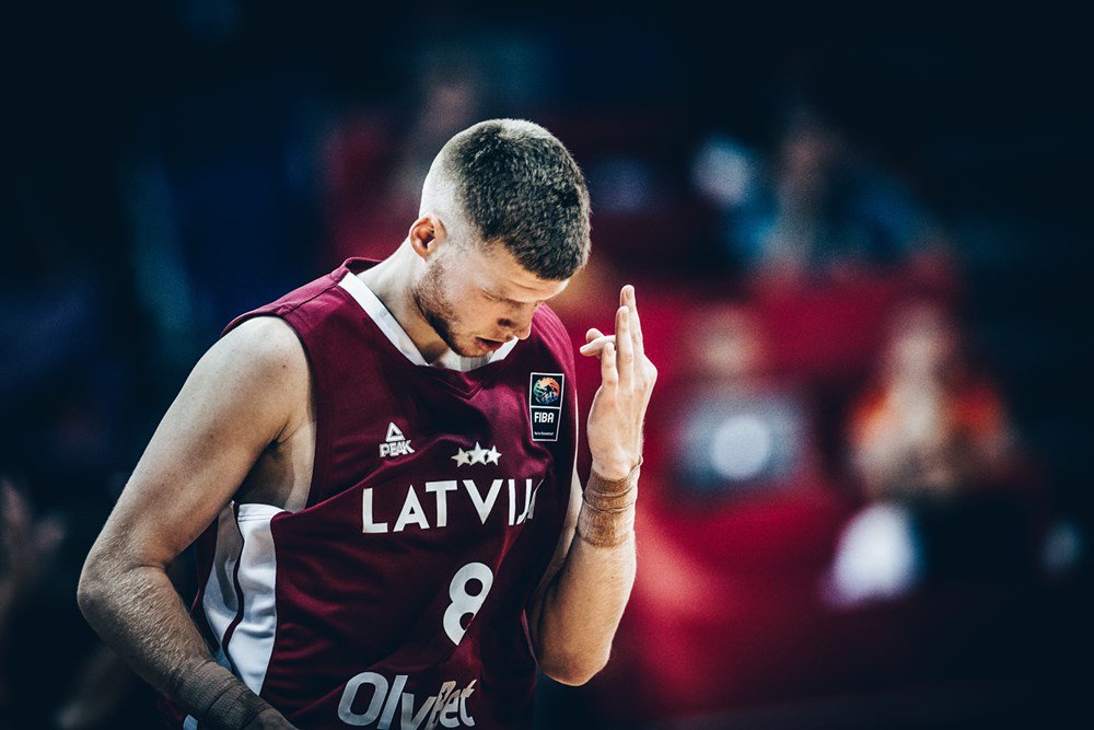 basketbols's tweet photo. VIŅŠ ATGRIEŽAS! Spurs med. pārstāvis akceptējis Dāvja piedalīšanos šīs dienas spēlē! Dāvim iegādāta speciāla pirksta uzmava. #TrīsZvaigznes https://t.co/O5BI3MKdIF