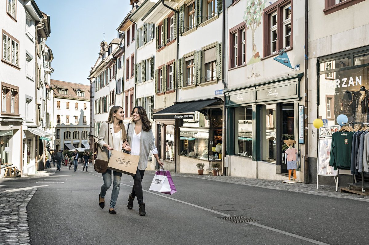 MySwitzerland_f's tweet photo. Ruelles historiques et petites boutiques: Moments de shopping à savourer au #Spalenberg @baseltourism https://t.co/FpEaFRsu0R https://t.co/SnaClhTw4D