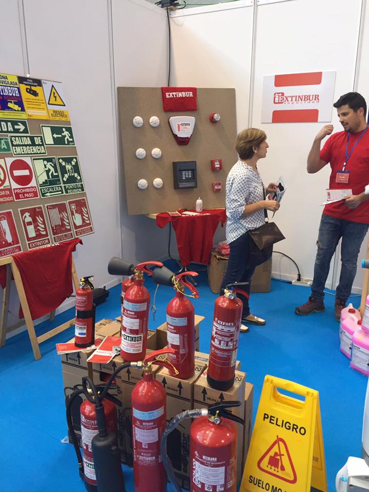 Extinbur's tweet photo. Hemos pasado por #Fiduero este fin de semana y la acogida ha sido increíble. Gracias. #seguridad #ArandadeDuero #empresas #seguridad 👩‍🚒👩‍🚒 https://t.co/FQiyYbKlqm