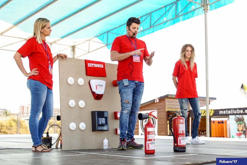 Extinbur's tweet photo. Hemos pasado por #Fiduero este fin de semana y la acogida ha sido increíble. Gracias. #seguridad #ArandadeDuero #empresas #seguridad 👩‍🚒👩‍🚒 https://t.co/FQiyYbKlqm