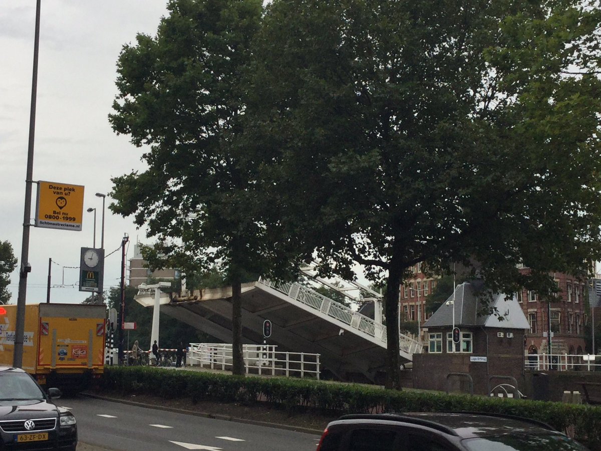 POL_Berenschot's tweet photo. Bruglicht op rood, slagbomen naar beneden, een fietser toch via de slalom naar de overkant.
#contole #lageerfbrug #boete #bluemonday https://t.co/5cq1oIrzOI