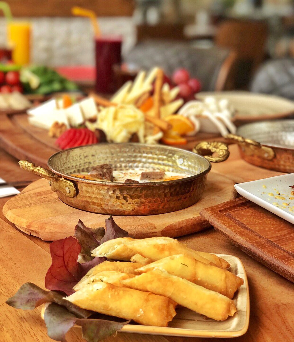 Enfes lezzetlerle donatılmış masalarımızdan sesleniyoruz 📣 Afiyet olsun 🍳🍯😋 #onesteakhouse #beylikduzu