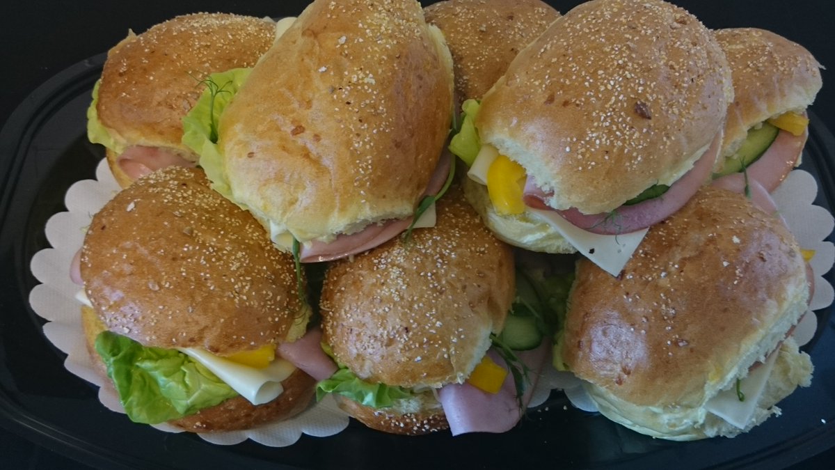 GodaMackan's tweet photo. Belöna personal och kunder med något av våra frukostpaket fr 70 kr/pers

#frukostpaket #godamackan #uppsala #smörgås #juice #yoghurt https://t.co/lOHNtTFljI