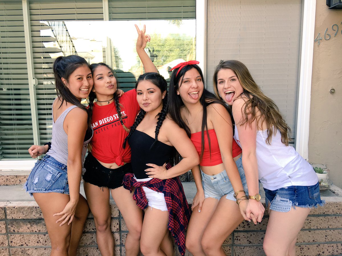 wolfronv's tweet photo. Cheers to a new school year, to old friends, and to the new friends π #firsttailgate #17/18 https://t.co/XUoUW79N2o