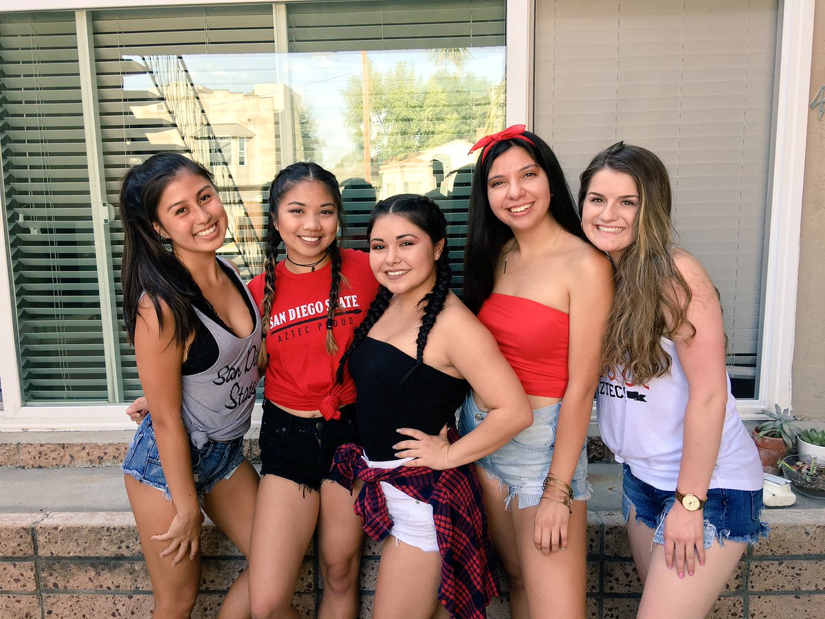 wolfronv's tweet photo. Cheers to a new school year, to old friends, and to the new friends π #firsttailgate #17/18 https://t.co/XUoUW79N2o