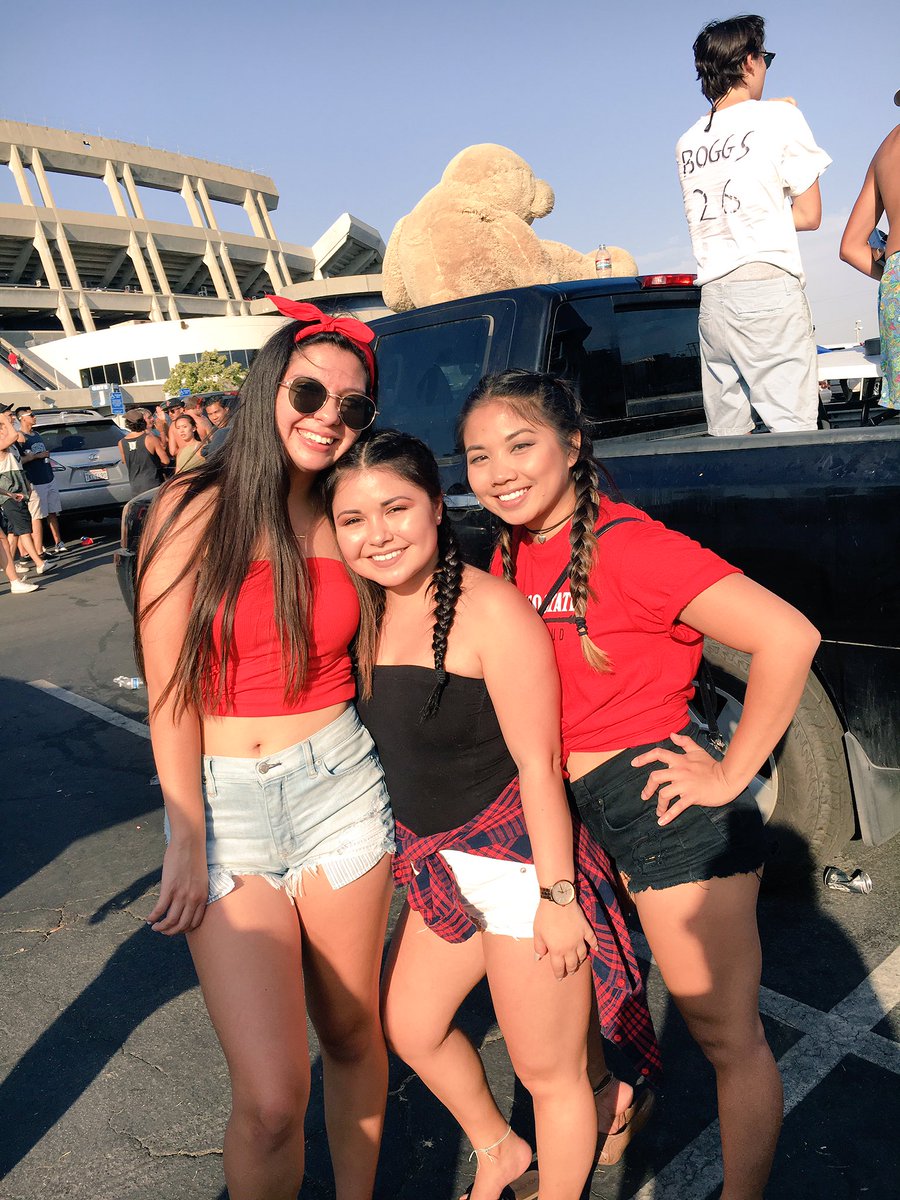 wolfronv's tweet photo. Cheers to a new school year, to old friends, and to the new friends π #firsttailgate #17/18 https://t.co/XUoUW79N2o