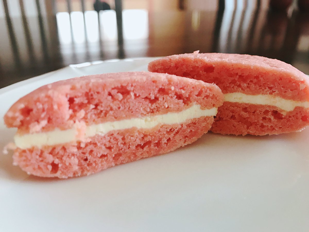 Misaki お菓子作り Pa Twitter バタークリーム消費のために ソフトクッキーを作って 挟んでみました 食紅 のリベンジも兼ねてクッキーは ピンク色にしてみました 綺麗な色が出たし 味も美味しかった