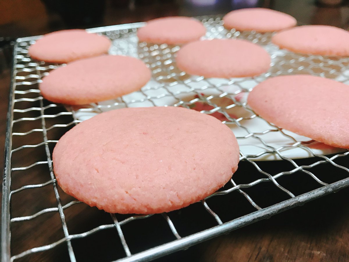 Misaki お菓子作り Pa Twitter バタークリーム消費のために ソフトクッキーを作って 挟んでみました 食紅 のリベンジも兼ねてクッキーは ピンク色にしてみました 綺麗な色が出たし 味も美味しかった