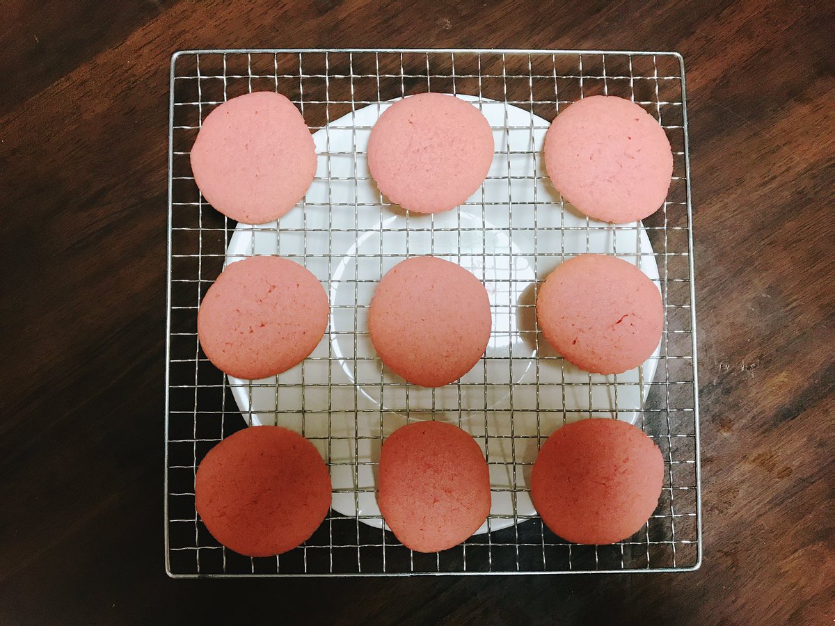Misaki お菓子作り Pa Twitter バタークリーム消費のために ソフトクッキーを作って 挟んでみました 食紅 のリベンジも兼ねてクッキーは ピンク色にしてみました 綺麗な色が出たし 味も美味しかった
