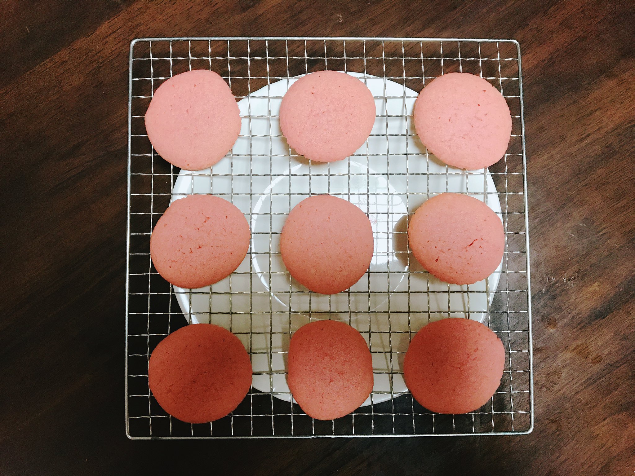 Misaki お菓子作り バタークリーム消費のために ソフトクッキーを作って 挟んでみました 食紅のリベンジも兼ねてクッキーは ピンク色にしてみました 綺麗な色が出たし 味も美味しかった T Co g4naymyh Twitter