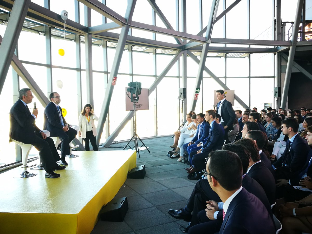 Las nuevas incorporaciones a EY, Jaime, no pierden la oportunidad de preguntar a nuestro Presidente <a href="/JL_Perelli/">José Luis Perelli</a>  #WelcometoEY