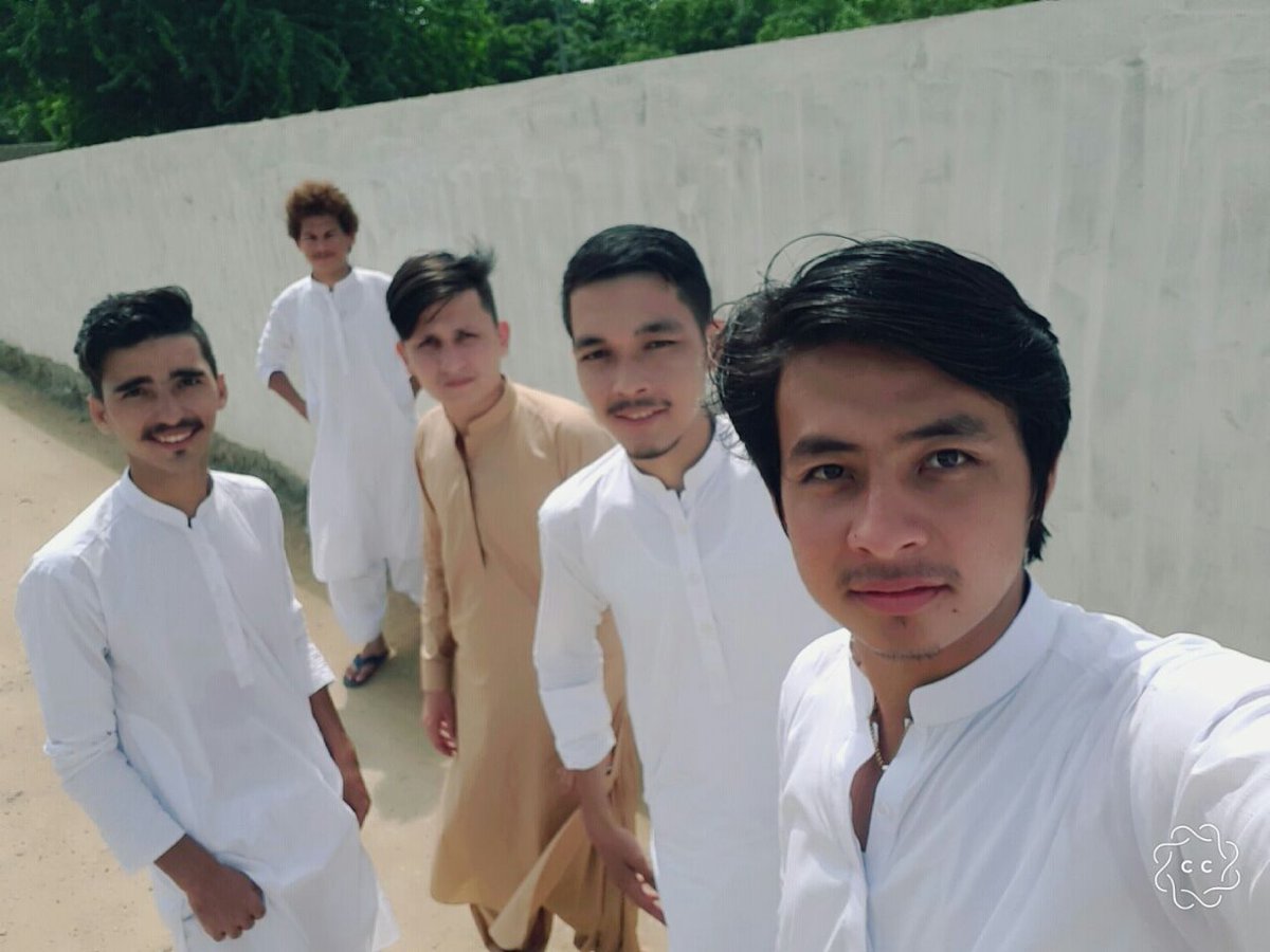 SyedMehdi889's tweet photo. #MuBarKa...
#MithaiYa..
#BadaiYa...😉😂😇
HappY eid mubrk tO all ov yew buddies . 😉 https://t.co/GW8u5Us8Ja