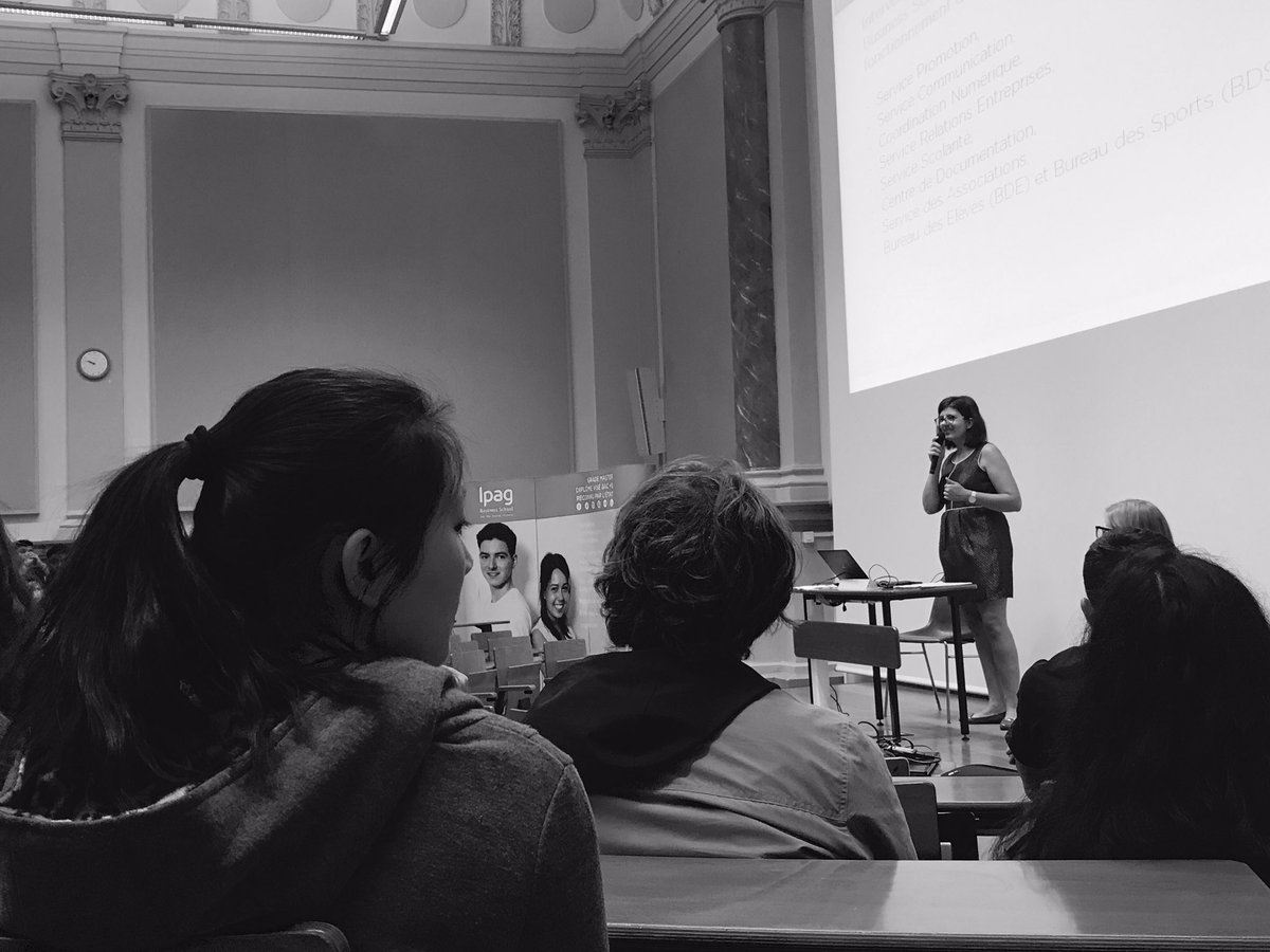 IPAGBS's tweet photo. #WelcomeToIPAG 🎓 Un petit mot de Céline Defoy, coordo de nos 1A, pour le lancement du #FIVE 😌#rentrée #rentree2017 #ipag #ipagbs https://t.co/zMp2xut05W