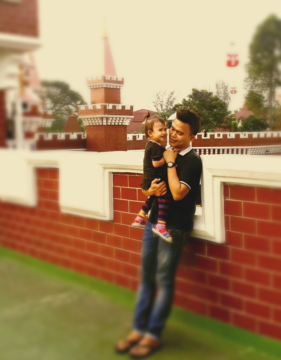 SHaryoso's tweet photo. Senyum indah datang tak terencana tapi datang dengan sendirinya.. #keepsmile #ayahtsamara https://t.co/MjoJMDP1g7