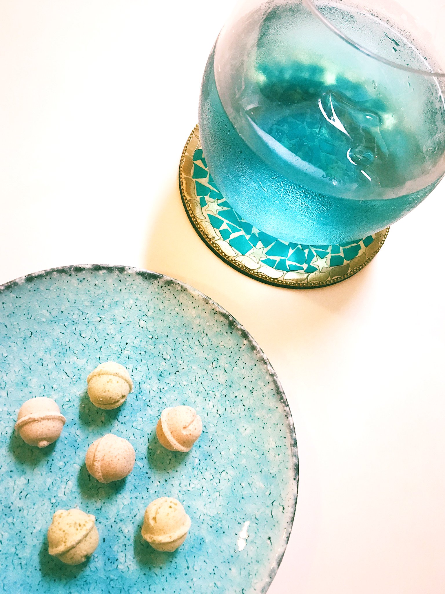 塩谷 舞 Mai Shiotani 青いお茶 Ha Chu さんからいただいた 最高級宇治玉露の青い緑茶 というお茶が本当に青い 真っ青 青いお花の自然な成分で青くなっているらしく 味はさわやかな玉露のお茶 珍しい ネットで買えるみたい