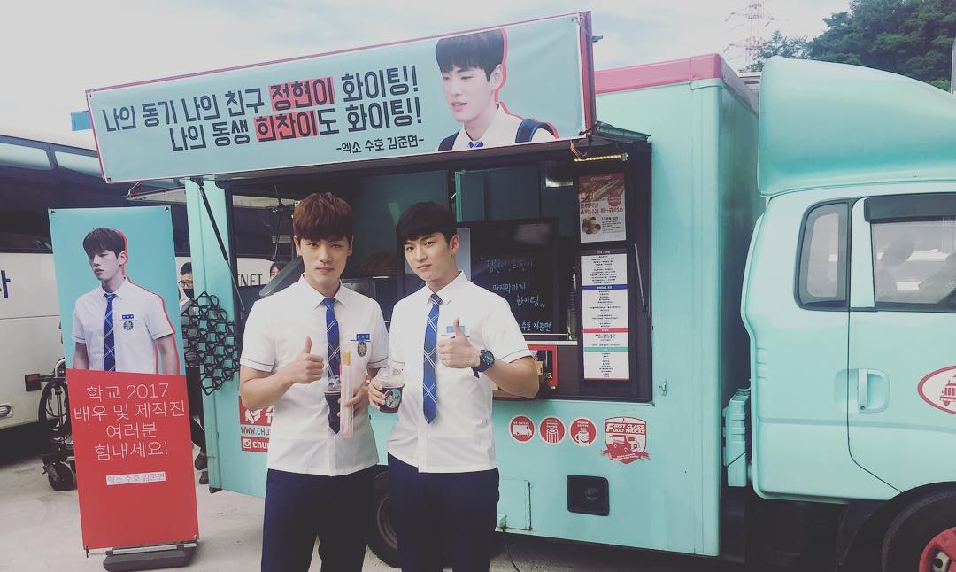 BUBBLETEAHOLIC's tweet photo. ซูโฮส่งรถฟู้ดทรัคไปให้คุณคิมแฮชานและคิมจองฮยอน นักแสดงจากละคร School 2017 https://t.co/OMSP6BYEyC
