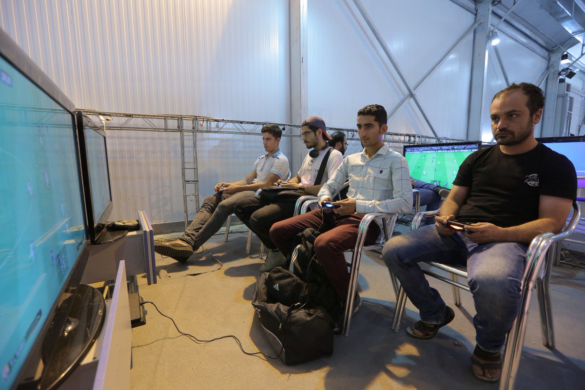 GameNewsIR's tweet photo. چقدر عبوس و بیحالن ملت انگار به زور آوردنشون مسابقه بدن :))
#IGL2017 #سومین_لیگ_بازیهای_رایانهای_ایران https://t.co/UunIqq7uLc