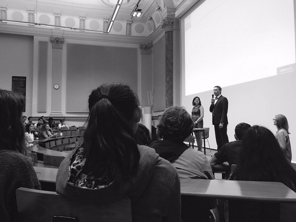 IPAGBS's tweet photo. #WelcomeToIPAG 🎓David Izoard, directeur du Programme Grande École, souhaite la bienvenue à la promotion 2022 🎤#rentree2017 #rentrée #ipag https://t.co/RBR9UKNFYG