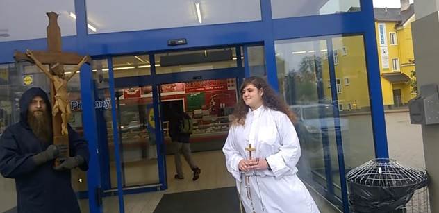 parlamentky_cz's tweet photo. Aktivista Martin #Zapletal před olomouckou prodejnou Lidlu s křížem v ruce @LidlUK @LidlUS @lidlespana https://t.co/sorU1XHa2L