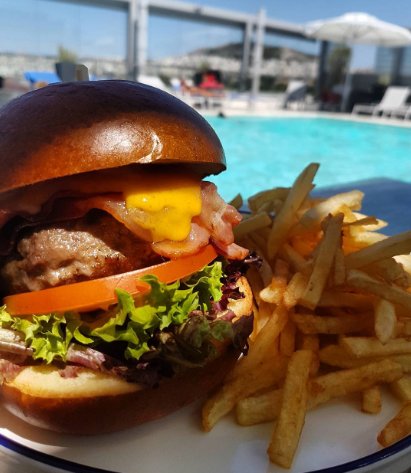 RadissonPark's tweet photo. Start your week off strong with a juicy burger by the pool!! (credits: @timoleon_koukoutsis) #radissonblupark #StAstra #rooftop #athens https://t.co/kJmdCk5zv4