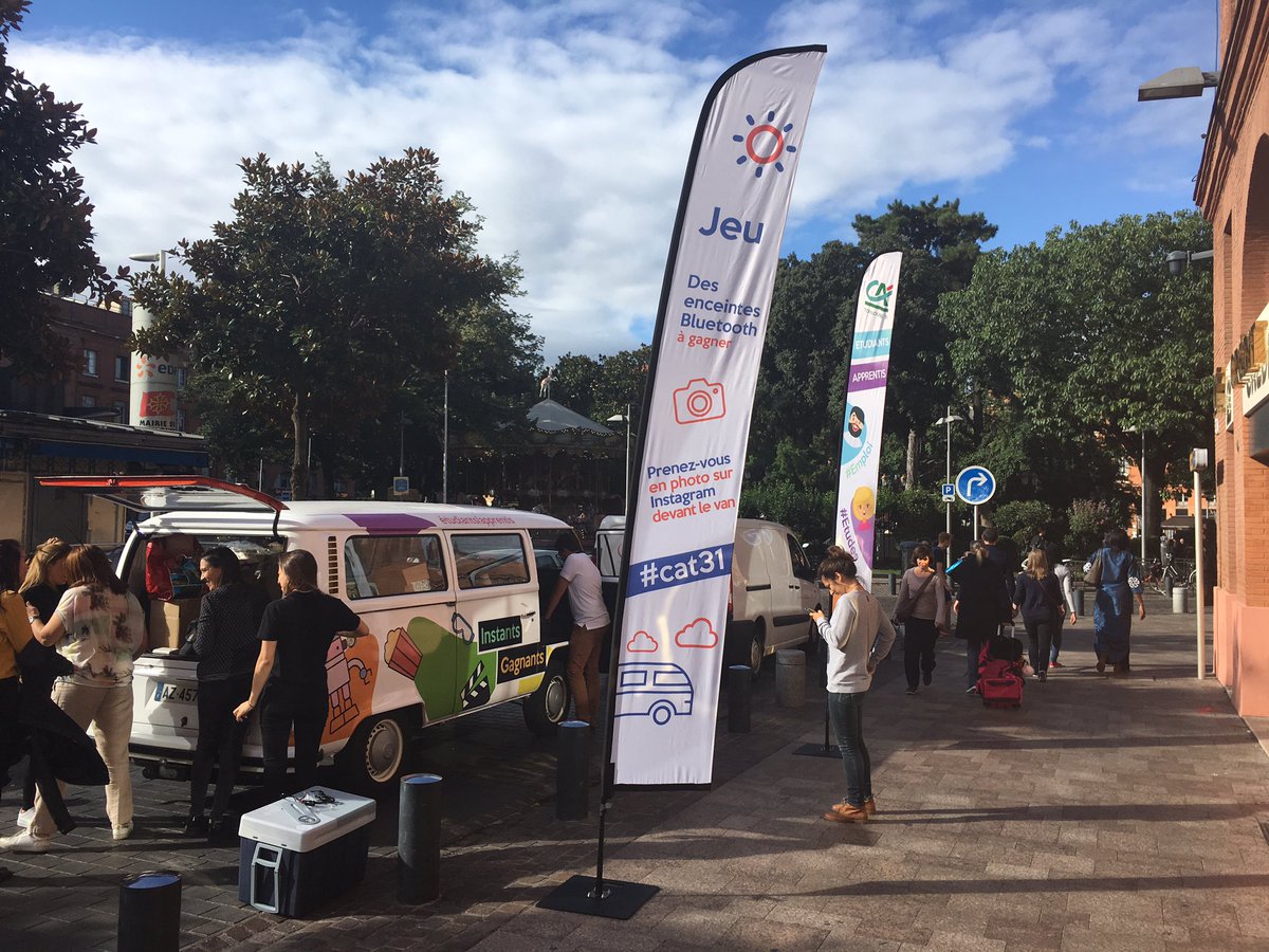 CA_Toulouse31's tweet photo. La #mobile se met en place nous sommes devant l'agence Credit Agricole place Wilson avec #bubbleflat #etudiant #rentree https://t.co/PHmGltZa4Z