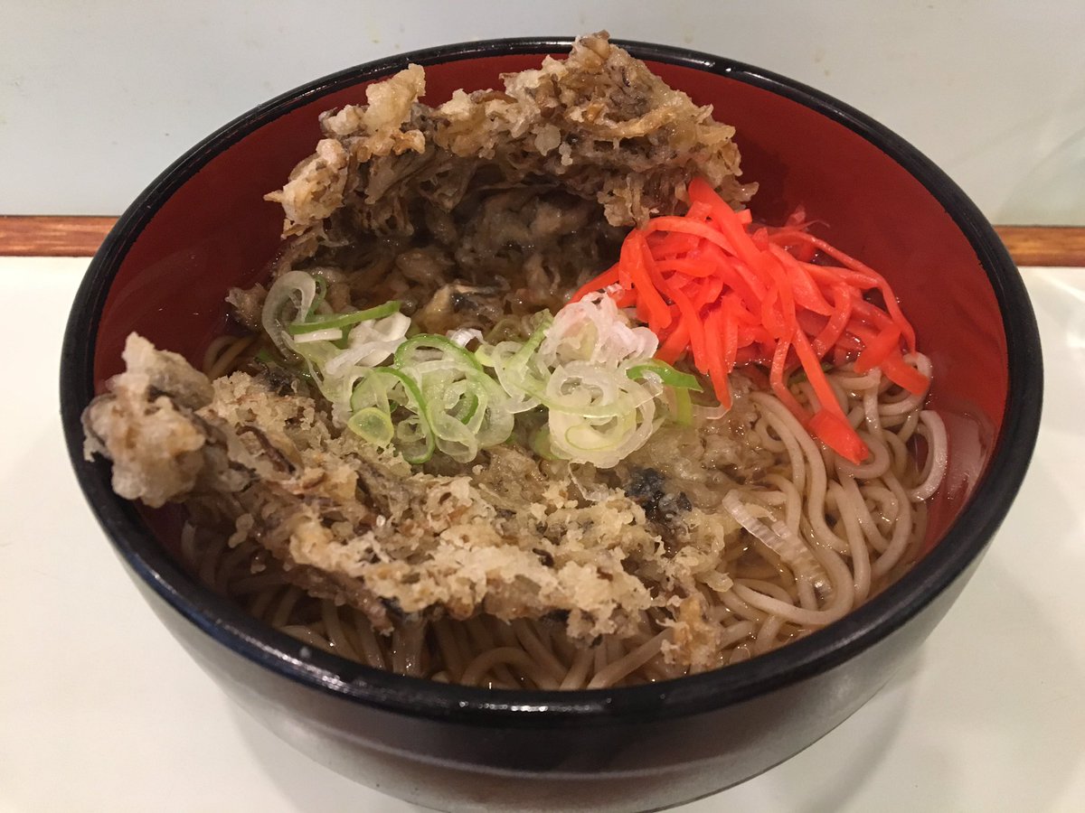 Akichan 今日の晩御飯は新橋 おくとね まいたけ天そば450円 前のお客さんの真似をして紅生姜を入れたら油がサッパリとして美味しい