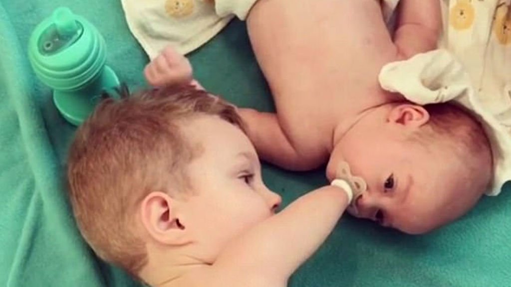 telecincoes's tweet photo. ¡Pura emoción! Sin brazos ni piernas, pero con un corazón grande para auxiliar a su hermano llorón 😍😍😍 https://t.co/kgwS0OLtOi https://t.co/UWtHskdx7C