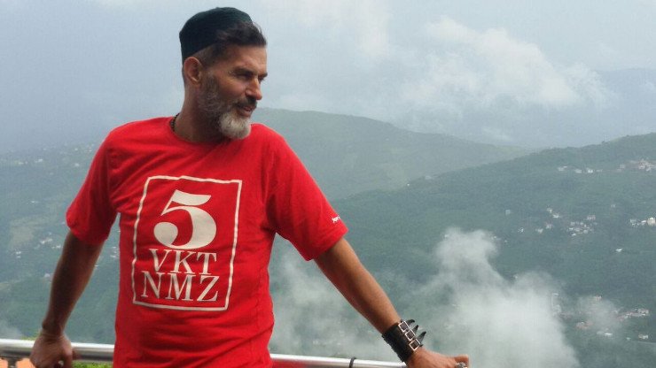 ne diyordu bobby gillespie, sesli harfler faşisttir. aşağıdakini bilemedim.