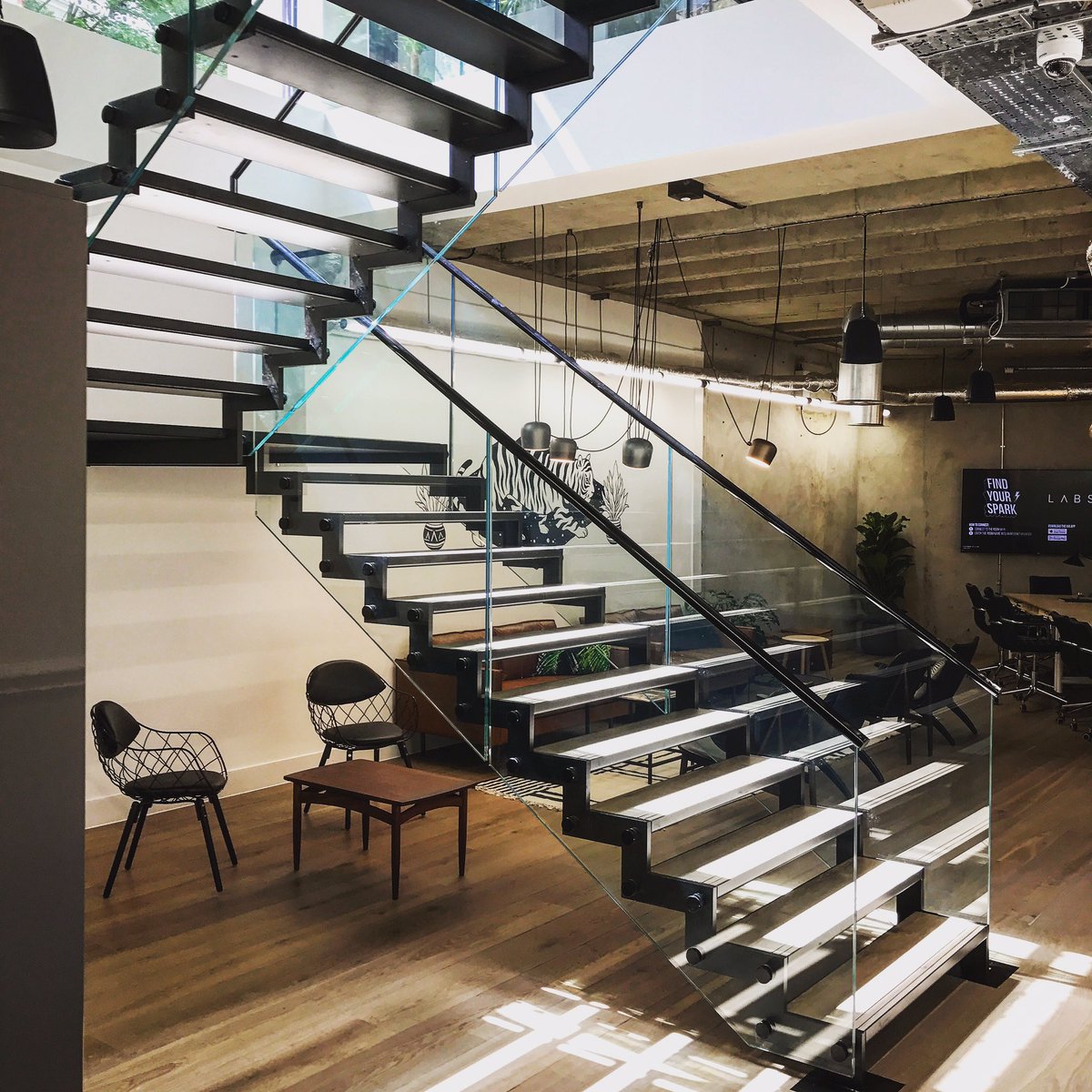 Flight_Design's tweet photo. Blackened steel and glass staircase in central London commercial space https://t.co/CUM0cBnPxH