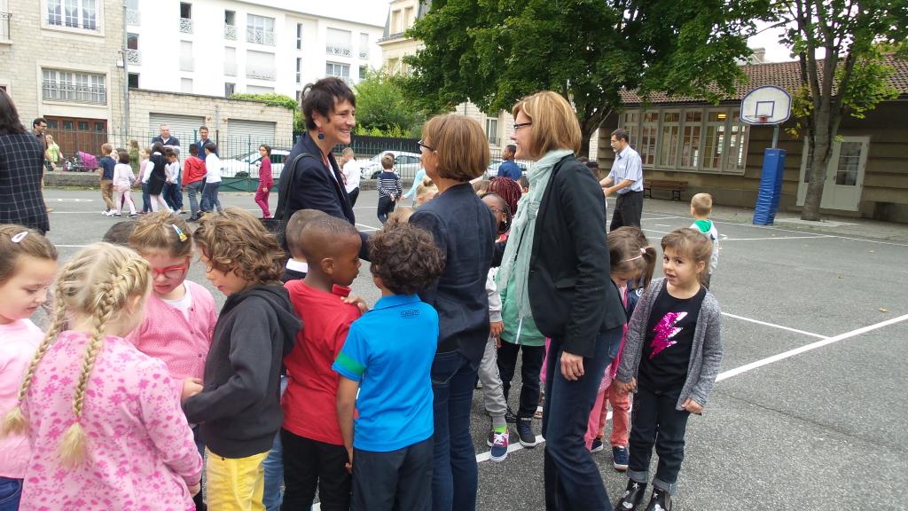 AcReims's tweet photo. Pour cette rentrée, la rectrice Hélène Insel a rencontré les élèves, parents et enseignants d'ecoles troyennes. https://t.co/er8w8VmH5l