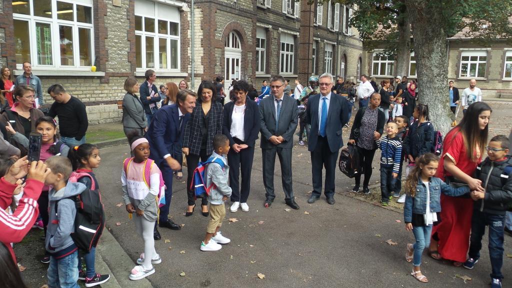 AcReims's tweet photo. Pour cette rentrée, la rectrice Hélène Insel a rencontré les élèves, parents et enseignants d'ecoles troyennes. https://t.co/er8w8VmH5l